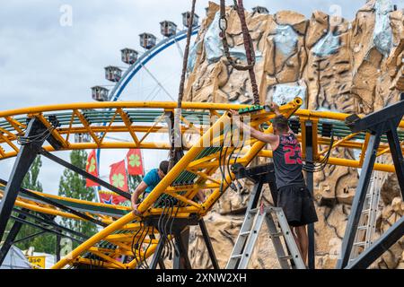 Straubing, Deutschland. August 2024. Auf dem Gelände des Gäubodenvolksfestes wird eine Fahrt gebaut. Die Arbeiten auf dem Festspielgelände in der niederbayerischen Stadt schreiten voran. Das Volksfest findet vom 9. Bis 19. August statt. Quelle: Armin Weigel/dpa/Alamy Live News Stockfoto