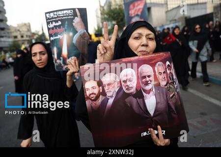 Teheran, Iran. August 2024. Die Iraner nehmen am Donnerstag, den 1. August 2024, in Teheran an einer Beerdigung des verstorbenen Hamas-Führers Ismail Haniyeh Teil, bevor er in Katar begraben wurde. Der Iran veranstaltete Beerdigungszüge mit Rache nach der Ermordung des politischen Häuptlings der Hamas Ismail Haniyeh in Teheran in einem Streik, der Israel beschuldigt wurde. Foto der Nachrichtenagentur Islamische Republik IRNA/UPI Credit: UPI/Alamy Live News Stockfoto