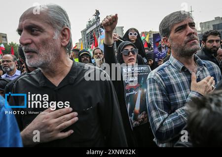 Teheran, Iran. August 2024. Die Iraner nehmen am Donnerstag, den 1. August 2024, in Teheran an einer Beerdigung des verstorbenen Hamas-Führers Ismail Haniyeh Teil, bevor er in Katar begraben wurde. Der Iran veranstaltete Beerdigungszüge mit Rache nach der Ermordung des politischen Häuptlings der Hamas Ismail Haniyeh in Teheran in einem Streik, der Israel beschuldigt wurde. Foto der Nachrichtenagentur Islamische Republik IRNA/UPI Credit: UPI/Alamy Live News Stockfoto