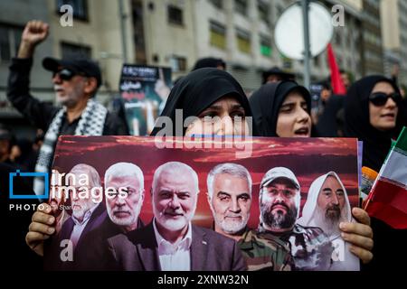 Teheran, Iran. August 2024. Die Iraner nehmen am Donnerstag, den 1. August 2024, in Teheran an einer Beerdigung des verstorbenen Hamas-Führers Ismail Haniyeh Teil, bevor er in Katar begraben wurde. Der Iran veranstaltete Beerdigungszüge mit Rache nach der Ermordung des politischen Häuptlings der Hamas Ismail Haniyeh in Teheran in einem Streik, der Israel beschuldigt wurde. Foto der Nachrichtenagentur Islamische Republik IRNA/UPI Credit: UPI/Alamy Live News Stockfoto