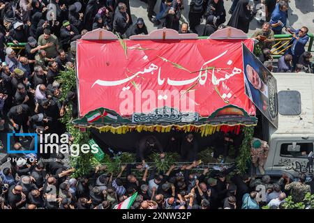 Teheran, Iran. August 2024. Die Iraner nehmen am Donnerstag, den 1. August 2024, in Teheran an einer Beerdigung des verstorbenen Hamas-Führers Ismail Haniyeh Teil, bevor er in Katar begraben wurde. Der Iran veranstaltete Beerdigungszüge mit Rache nach der Ermordung des politischen Häuptlings der Hamas Ismail Haniyeh in Teheran in einem Streik, der Israel beschuldigt wurde. Foto der Nachrichtenagentur Islamische Republik IRNA/UPI Credit: UPI/Alamy Live News Stockfoto