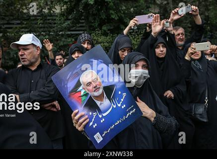 Teheran, Iran. August 2024. Die Iraner nehmen am Donnerstag, den 1. August 2024, in Teheran an einer Beerdigung des verstorbenen Hamas-Führers Ismail Haniyeh Teil, bevor er in Katar begraben wurde. Der Iran veranstaltete Beerdigungszüge mit Rache nach der Ermordung des politischen Häuptlings der Hamas Ismail Haniyeh in Teheran in einem Streik, der Israel beschuldigt wurde. Foto der Nachrichtenagentur Islamische Republik IRNA/UPI Credit: UPI/Alamy Live News Stockfoto