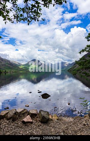 Eiskarre und großer Gable spiegeln sich im Abwasser Stockfoto