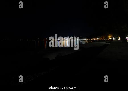 Nachtbild über dem Strand und der beleuchteten Stadt Fazana in Istrien im Sommer Stockfoto