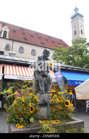 Elise Aulinger Brunnen München 02.08.2024 Viktualienmarkt Brunnenfest München *** Elise Aulinger Brunnen München 02 08 2024 Viktualienmarkt Brunnenfest München Stockfoto