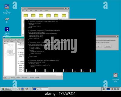 Alte Betriebssystemvorlage mit Desktop-Umgebung und Coding Terminal mit schwarzem Hintergrund, Befehlszeilen zur Programmierung. Retro-Computer-OS-Mock-Up-Bildschirm in 1024 x 768 Auflösung Stockfoto