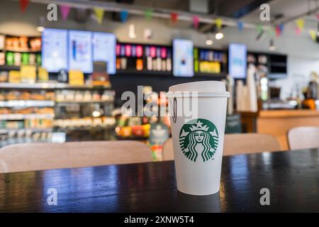 London, Großbritannien - 22. Juli 2024: Starbucks Café in London. Stockfoto