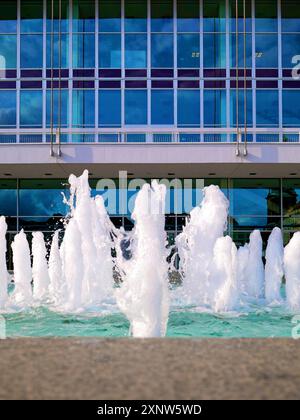 Der Brunnen vor dem Kulturschloss Dresden sprudelt lebhaft und ist eine beliebte Touristenattraktion sowie ein Symbol kultureller Erholung. Stockfoto