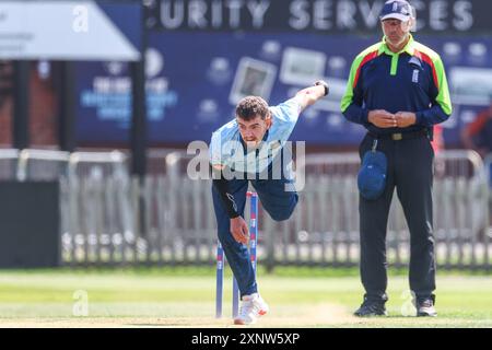 Derby, Großbritannien. August 2024. Sam Conners aus Derbyshire spielte beim Metrobank One Day Cup Spiel zwischen Derbyshire CCC und Worcestershire CCC am 2. August 2024 im County Ground in Derby, England. Foto von Stuart Leggett. Nur redaktionelle Verwendung, Lizenz für kommerzielle Nutzung erforderlich. Keine Verwendung bei Wetten, Spielen oder Publikationen eines einzelnen Clubs/einer Liga/eines Spielers. Quelle: UK Sports Pics Ltd/Alamy Live News Stockfoto