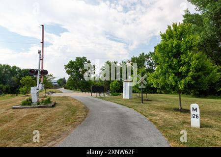 Der Erie Rail Trail folgt dem Weg der ehemaligen Erie Lackawanna Railroad vorbei an RR-Erinnerungsstücken durch den Erie Heritage Park in Huntington, Indiana, USA. Stockfoto