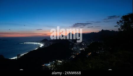 Nächtlicher Blick vom Zuckerhut der Copacabana Bay in Rio de Janeiro, Brasilien. Stockfoto