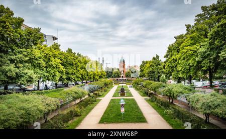 Berlin Mitte , das Engelbecken mit St. Michael Kirche am Michaelkirchplatz, Luisenstadt - 02.08.2024 Berlin *** Berlin Mitte , das Engelbecken mit St. Michaels Kirche am Michaelkirchplatz, Luisenstadt 02 08 2024 Berlin Stockfoto