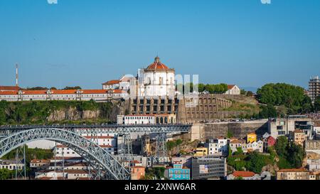 Panoramablick auf die Altstadt von Porto, Dom Luis Metallbrücke und das Pilar Kloster, Portugal. Stockfoto