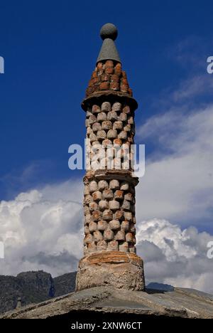 Ziegelstein an der Ecke einer Steinmauer, die das Gelände der Burg in Issogne, Valle d’Aosta, Italien umgibt. Das Castello di Issogne war eine mittelalterliche Festung, die Ende der 1400er Jahre in eine elegante Renaissance-Residenz, ein Herrenhaus oder einen Palast umgewandelt wurde. Es war die Heimat der Grafen von Challant von den frühen 1400er Jahren bis ihre männliche Linie in den frühen 1800er Jahren ausstarb Stockfoto