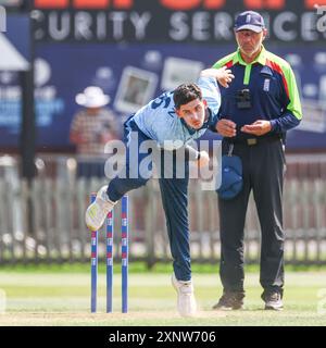 Derby, Großbritannien. August 2024. Pat Brown aus Derbyshire spielte beim One Day Cup Spiel zwischen Derbyshire CCC und Worcestershire CCC im County Ground, Derby, England am 2. August 2024. Foto von Stuart Leggett. Nur redaktionelle Verwendung, Lizenz für kommerzielle Nutzung erforderlich. Keine Verwendung bei Wetten, Spielen oder Publikationen eines einzelnen Clubs/einer Liga/eines Spielers. Quelle: UK Sports Pics Ltd/Alamy Live News Stockfoto