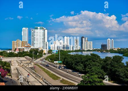 Pulsierende Skyline von Cartagena mit hohen modernen Gebäuden, üppigem Grün und einem blauen Himmel voller Wolken, die die städtische Schönheit der Stadt einfangen Stockfoto