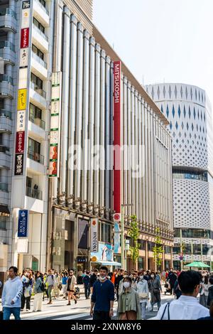 Menschen, die entlang der berühmten Einkaufsstraße Ginza vor dem Kaufhaus Mitsukoshi am Wochenende Hokosha Tengoku spazieren, wenn der Verkehr verboten ist. Stockfoto