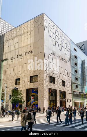 Einkaufsbummel entlang des sonnendurchfluteten Ginza Chou Dori vor dem Louis Vuitton Flagship Store am Wochenende, wenn die Straße zu Fuß erreichbar ist. Stockfoto