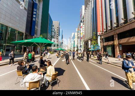 Menschen, die am Wochenende in Hokosha Tengoku, wenn die Straße für den Verkehr gesperrt ist, in der berühmten Einkaufsstraße Ginza in der Frühlingssonne spazieren gehen. Stockfoto