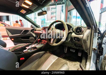 Ein GT-R NISMO-Auto im Nissan Showroom am Ginza Place. Innenaufnahme des Fahrersitzes und des Stahlrads mit Zahnrädern und Handbremse. Stockfoto