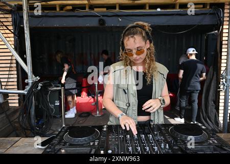 LONDON, ENGLAND: 2. August 2024: Jojo Deevoy tritt beim Cloud X Festival 2024 auf, dem führenden unabhängigen Festival für R&B, Soul und Alt-Rap at the Cause, 60 Dock Road, London, UK. (Foto: Siehe Li/Picture Capital) Stockfoto