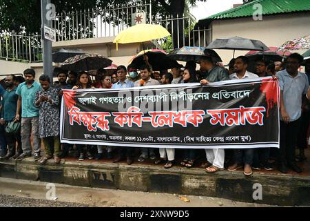 Bangladeschische Dichter und Schriftsteller veranstalten eine Protestkundgebung, bei der sie Gerechtigkeit für Opfer fordern, die bei der jüngsten landesweiten Gewalt am 2. August 2024 in Dhaka, Bangladesch, verhaftet und getötet wurden. Die Demonstrationen in Bangladesch nach dem 2. August verlangten Gerechtigkeit für die Opfer von landesweiten Unruhen und Polizeieinsatz, nachdem die Freilassung der Proteste die öffentliche Wut nicht unterdrückt hatte. Quelle: Mamunur Rashid/Alamy Live News Stockfoto