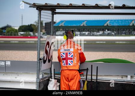 Silverstone Circuit, Silverstone, Northamptonshire, Großbritannien. August 2024. 2024 Monster Energy British MotoGP Free Practice Day; Ein Marshal sieht den Track Credit: Action Plus Sports/Alamy Live News Stockfoto