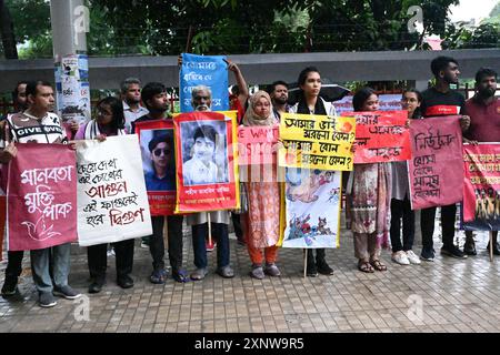 Bangladeschische Kulturaktivisten veranstalten eine Protestkundgebung und fordern Gerechtigkeit für Opfer, die bei der jüngsten landesweiten Gewalt am 2. August 2024 in Dhaka, Bangladesch, verhaftet und getötet wurden. Die Demonstrationen in Bangladesch nach dem 2. August verlangten Gerechtigkeit für die Opfer von landesweiten Unruhen und Polizeieinsatz, nachdem die Freilassung der Proteste die öffentliche Wut nicht unterdrückt hatte. Quelle: Mamunur Rashid/Alamy Live News Stockfoto