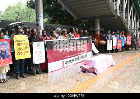 Bangladeschische Kulturaktivisten veranstalten eine Protestkundgebung und fordern Gerechtigkeit für Opfer, die bei der jüngsten landesweiten Gewalt am 2. August 2024 in Dhaka, Bangladesch, verhaftet und getötet wurden. Die Demonstrationen in Bangladesch nach dem 2. August verlangten Gerechtigkeit für die Opfer von landesweiten Unruhen und Polizeieinsatz, nachdem die Freilassung der Proteste die öffentliche Wut nicht unterdrückt hatte. Quelle: Mamunur Rashid/Alamy Live News Stockfoto