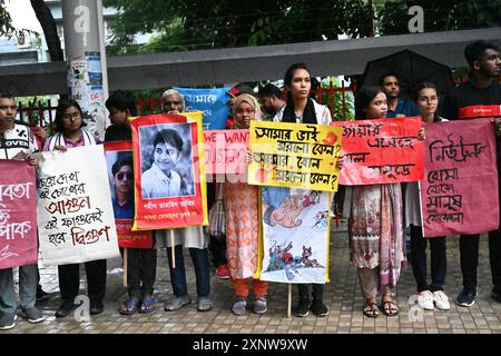 Bangladeschische Kulturaktivisten veranstalten eine Protestkundgebung und fordern Gerechtigkeit für Opfer, die bei der jüngsten landesweiten Gewalt am 2. August 2024 in Dhaka, Bangladesch, verhaftet und getötet wurden. Die Demonstrationen in Bangladesch nach dem 2. August verlangten Gerechtigkeit für die Opfer von landesweiten Unruhen und Polizeieinsatz, nachdem die Freilassung der Proteste die öffentliche Wut nicht unterdrückt hatte. Quelle: Mamunur Rashid/Alamy Live News Stockfoto