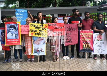 Bangladeschische Kulturaktivisten veranstalten eine Protestkundgebung und fordern Gerechtigkeit für Opfer, die bei der jüngsten landesweiten Gewalt am 2. August 2024 in Dhaka, Bangladesch, verhaftet und getötet wurden. Die Demonstrationen in Bangladesch nach dem 2. August verlangten Gerechtigkeit für die Opfer von landesweiten Unruhen und Polizeieinsatz, nachdem die Freilassung der Proteste die öffentliche Wut nicht unterdrückt hatte. Quelle: Mamunur Rashid/Alamy Live News Stockfoto