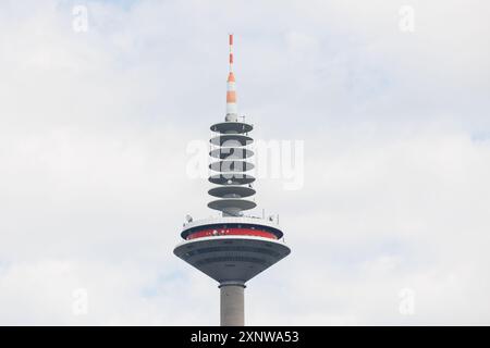 PRODUKTION - 02. August 2024, Hessen, Frankfurt/M.: Blick auf den Frankfurter Fernsehturm, bekannt als Europaturm oder Ginnheimer Spargel. Der Aufzugshersteller Schindler nutzt sie, um verschiedene Komponenten seiner Aufzüge zu testen. Foto: Lando Hass/dpa Credit: dpa Picture Alliance/Alamy Live News Stockfoto