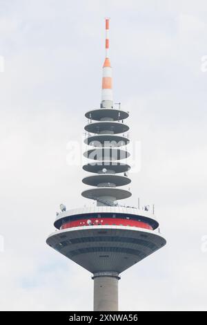 PRODUKTION - 02. August 2024, Hessen, Frankfurt/M.: Blick auf den Frankfurter Fernsehturm, bekannt als Europaturm oder Ginnheimer Spargel. Der Aufzugshersteller Schindler nutzt sie, um verschiedene Komponenten seiner Aufzüge zu testen. Foto: Lando Hass/dpa Credit: dpa Picture Alliance/Alamy Live News Stockfoto