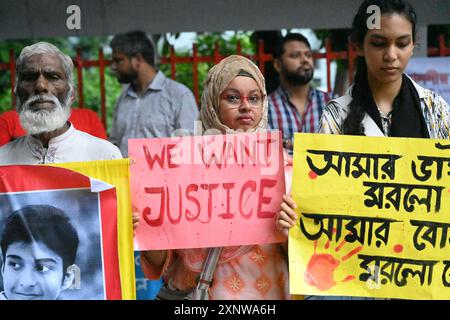 Bangladeschische Kulturaktivisten veranstalten eine Protestkundgebung und fordern Gerechtigkeit für Opfer, die bei der jüngsten landesweiten Gewalt am 2. August 2024 in Dhaka, Bangladesch, verhaftet und getötet wurden. Die Demonstrationen in Bangladesch nach dem 2. August verlangten Gerechtigkeit für die Opfer von landesweiten Unruhen und Polizeieinsatz, nachdem die Freilassung der Proteste die öffentliche Wut nicht unterdrückt hatte. Quelle: Mamunur Rashid/Alamy Live News Stockfoto