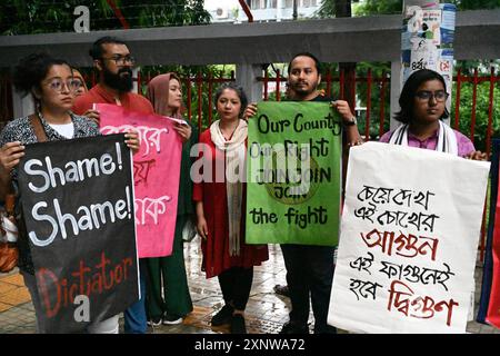 Bangladeschische Kulturaktivisten veranstalten eine Protestkundgebung und fordern Gerechtigkeit für Opfer, die bei der jüngsten landesweiten Gewalt am 2. August 2024 in Dhaka, Bangladesch, verhaftet und getötet wurden. Die Demonstrationen in Bangladesch nach dem 2. August verlangten Gerechtigkeit für die Opfer von landesweiten Unruhen und Polizeieinsatz, nachdem die Freilassung der Proteste die öffentliche Wut nicht unterdrückt hatte. Quelle: Mamunur Rashid/Alamy Live News Stockfoto