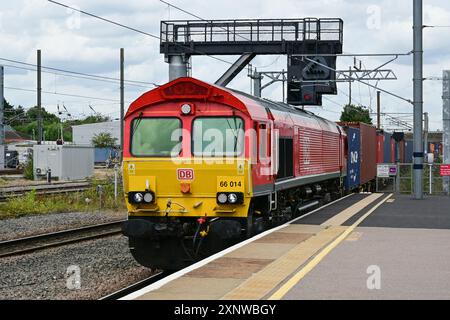 Diesel der DB-Baureihe 66 führt Containerzüge nach Süden durch Peterborough, Cambridgeshire, England, Großbritannien Stockfoto