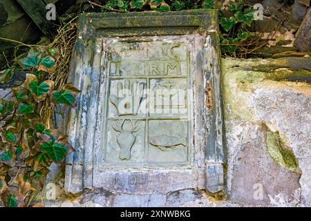 Steintafel an einer Mauer an der Balnakeil Church in der Nähe von Durness, Sutherland, Schottland, Großbritannien. Stockfoto