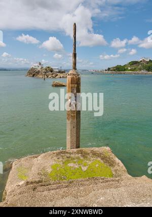 Am Ende eines Steinanlegesteges und einer Segelschule auf der Isla de la Torre in der Bucht mit dem 5-Sterne-Hotel Santander Cantabria Spain Europe Stockfoto