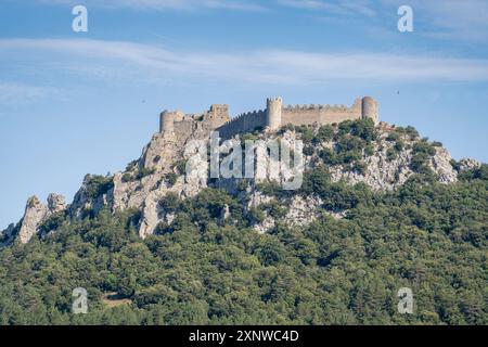 Blick auf die Sommerlandschaft der historischen mittelalterlichen Burgruine Puilaurens cathar auf dem felsigen Berg Lapradelle-Puilaurens, Aude, Frankreich Stockfoto