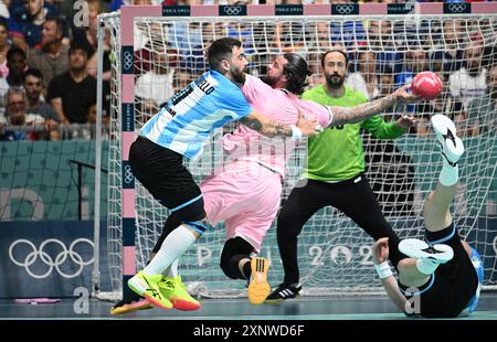 Paris, Frankreich. August 2024. Elohim Prandi (2. L) aus Frankreich tritt am 2. August 2024 bei den Olympischen Spielen 2024 in Paris in der Gruppe B der Männer an. Quelle: He Canling/Xinhua/Alamy Live News Stockfoto