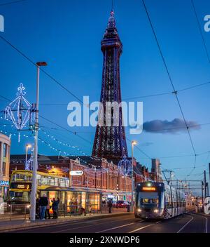 Blackpool Tower und Golden Mile Herbstbeleuchtung. Stockfoto