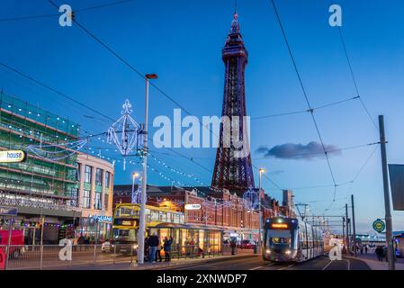 Blackpool Tower und Golden Mile Herbstbeleuchtung. Stockfoto