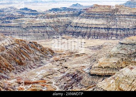 Geschichtete Felsformationen und markante Muster, die im Horseshoe Canyon in Drumheller von der Zeit gemeißelt wurden, zeigen die raue Schönheit der Badlands von Alberta Stockfoto