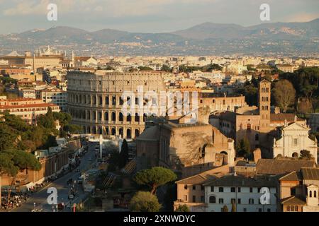 Ein Panoramablick auf das Kolosseum und die umliegenden Gebäude in Rom, Italien bei Sonnenuntergang Stockfoto