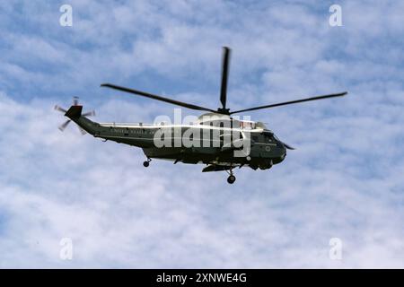 Washington DC, District of Columbia, USA - 30. April 2024: Marine One Sikorsky Sea King Hubschrauber mit dem Präsidenten der Vereinigten Staaten Stockfoto