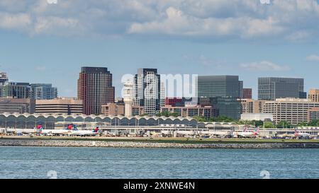 Alexandria, Virginia, USA – 1. Mai 2024: Ronald Reagan National Airport am Ufer des Potomac River in Washington DC Stockfoto