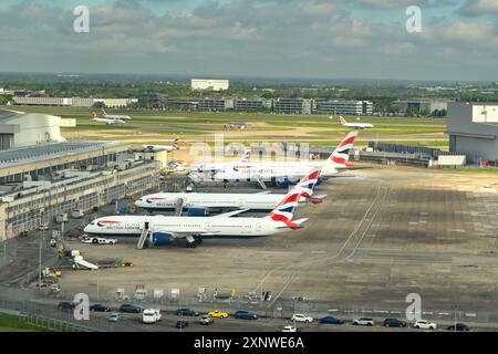 London, England, UK - 4. Mai 2024: Luftaufnahme des Wartungsbereichs von British Airways am Flughafen London Heathrow. Stockfoto