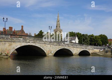 Bedford Town Bridge in Bedfordshire, England, UK überspannt den Fluss Great Ouse, mit der St. Paul's Kirche im Hintergrund Stockfoto