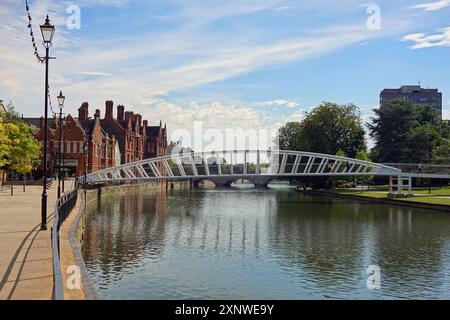 Bedford, Bedfordshire, England, Großbritannien - die Riverside Bedford Bridge überspannt den Fluss Great Ouse zwischen dem Stadtzentrum und dem Bedford College Stockfoto