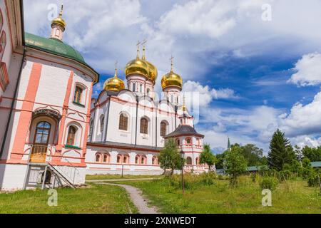 Blick auf den Innenhof des Iversky Valdai Bogoroditsky Svyatoozerski Klosters mit der Himmelfahrt-Kathedrale unter blauem bewölktem Himmel an einem sonnigen Sommertag Stockfoto